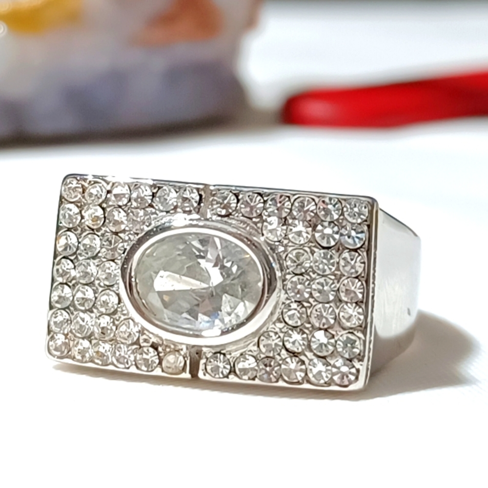 SPARKLY LUXURY SILVER RING CLEAR STONES